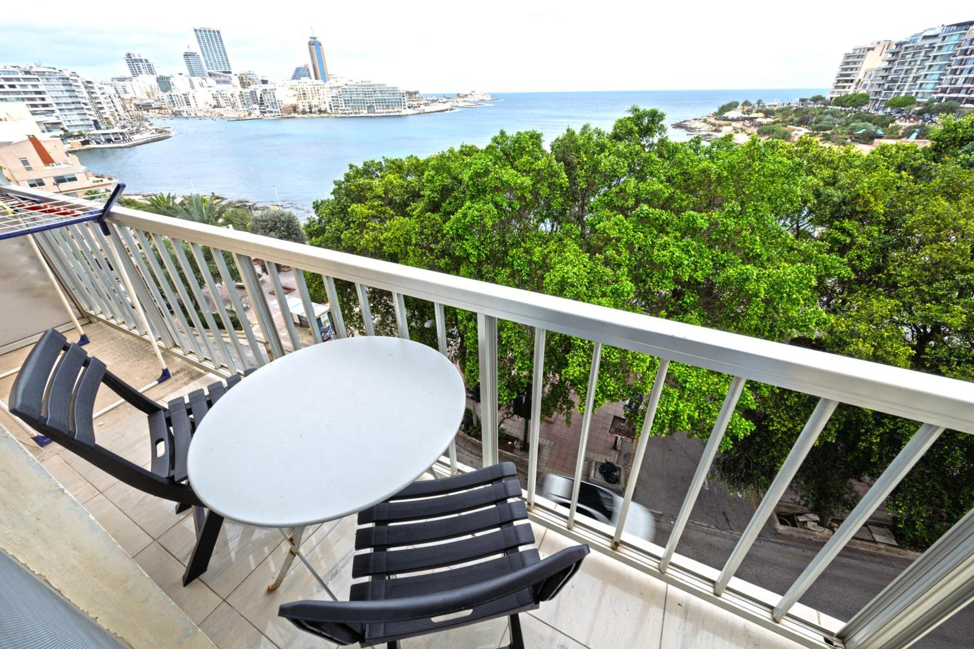 Vic- Seafront Apartment Sliema Bagian luar foto